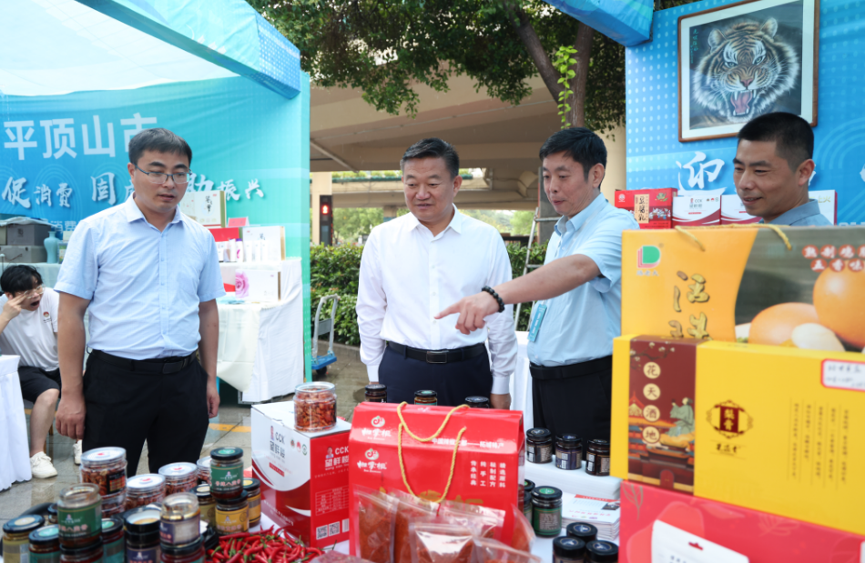 柘城县人民政府县长余化敏乡村振兴局局长夏茂林副局长孙鹏参观产品展会