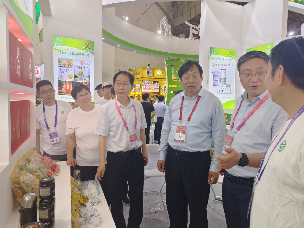 河南省农业农村厅王俊中厅长 河南省绿色食品认证中心樊恒明主任 绿色食品办副主任宋伟参加产品展会
