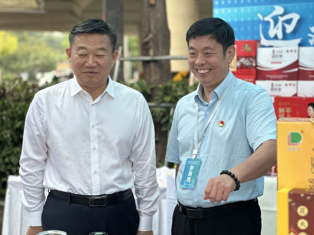 柘城县人民政府县长余化敏同望鲜楼CEO陈传魁参展
