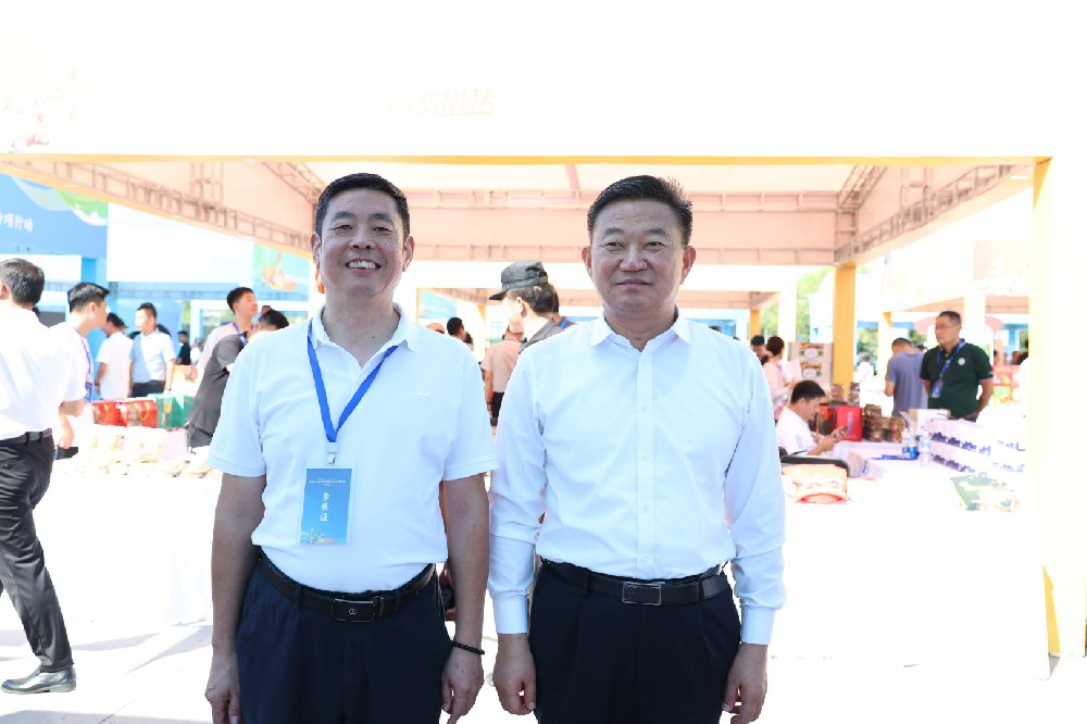 县长余化敏和国家农业农村部领导同三樱汇食品CEO陈传魁合影